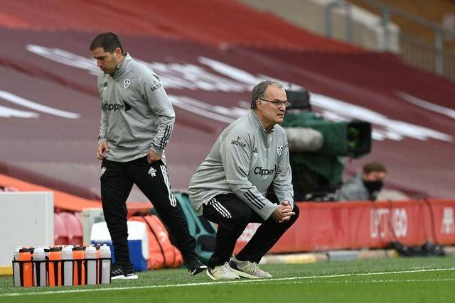 欧联杯室外气温-1℃ 曼联队长B费脱外套给球童